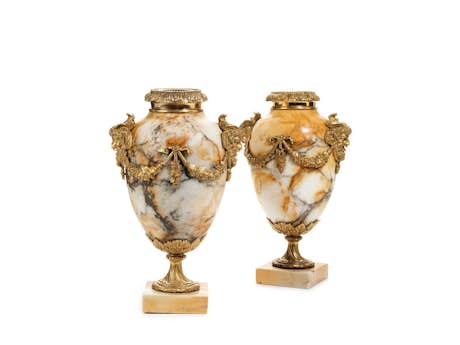 Paar Louis XVI-Kaminvasen in Marmor und vergoldeter Bronze